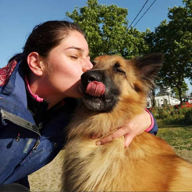 Photo de Caroline Leary qui fait un bisou son chien Django le plus beau.